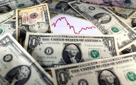 Dollar Gains on Virus Worries; Sterling Shows Strength